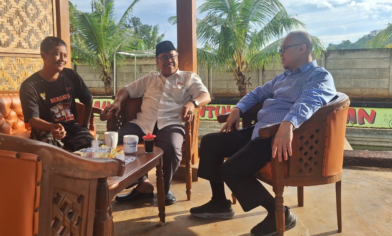 Prof. Dr. H. Wawan Wahyuddin, M.Pd., pembina YABUNAYA, berdiskusi bersama mitra strategis Dudi Apriliadi dan owner Gaido Group, M. Hasan Gaido, saat kunjungan penguatan ekonomi hijau berbasis keumatan.